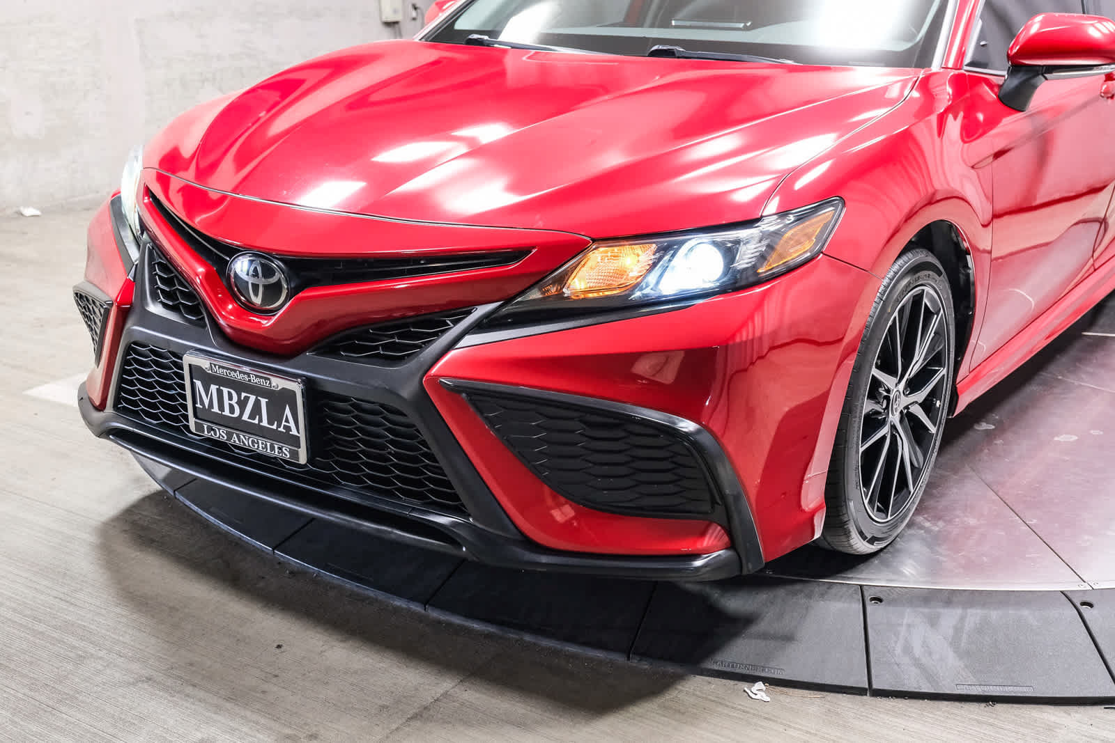 Used 2022 Toyota Camry SE w/ Carpet Mat Package (TMS) FWD image 11