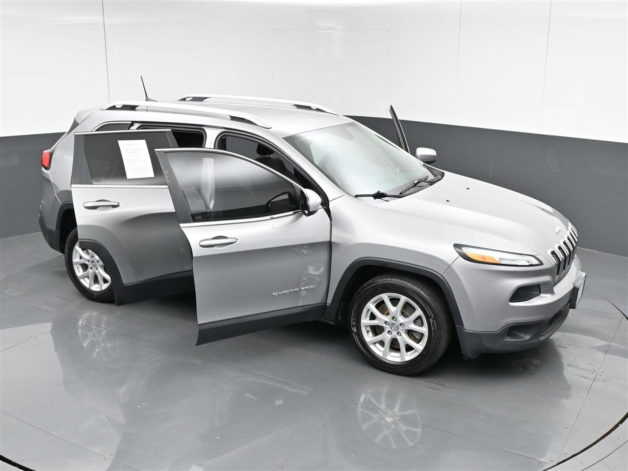 Used 2017 Jeep Cherokee Latitude w/ Cold Weather Group FWD image 37