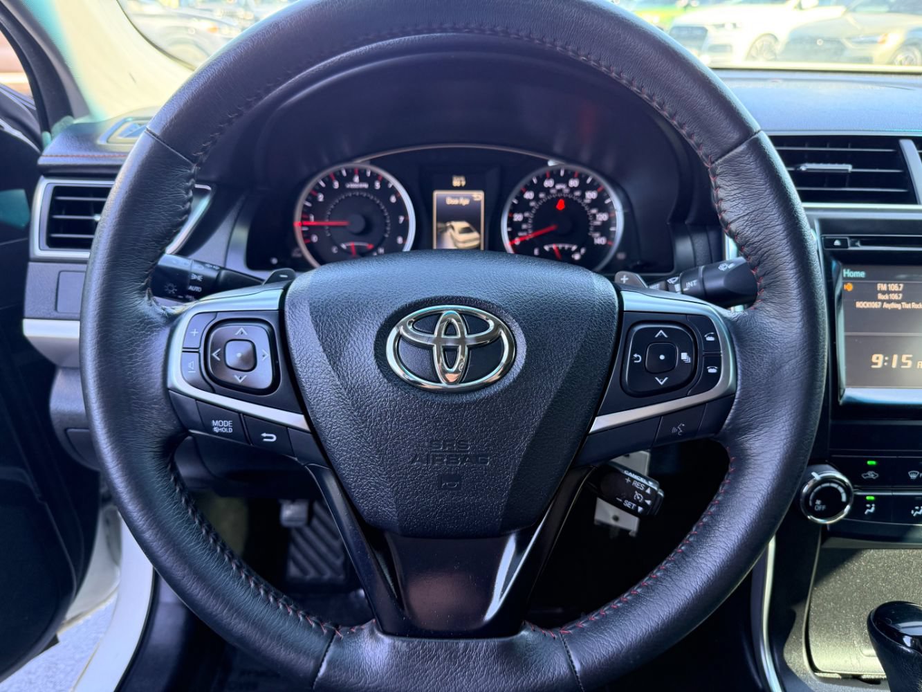 Used 2017 Toyota Camry SE w/ Moonroof Package FWD image 12