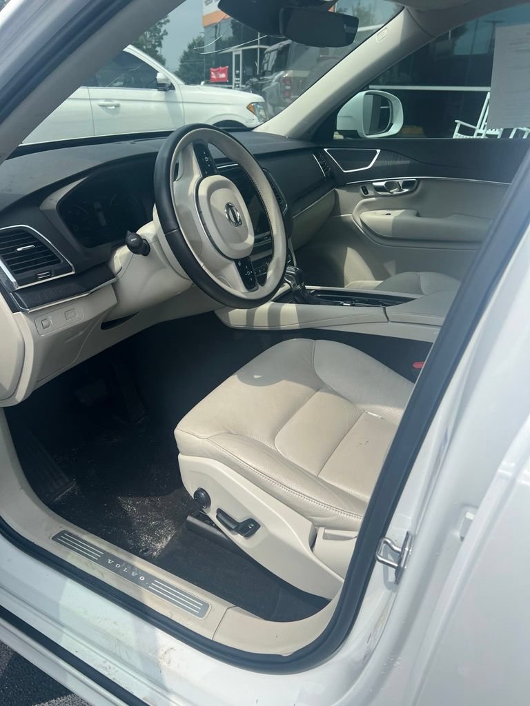 Used 2020 Volvo XC90 T5 Momentum w/ Protection Package Premier FWD image 8