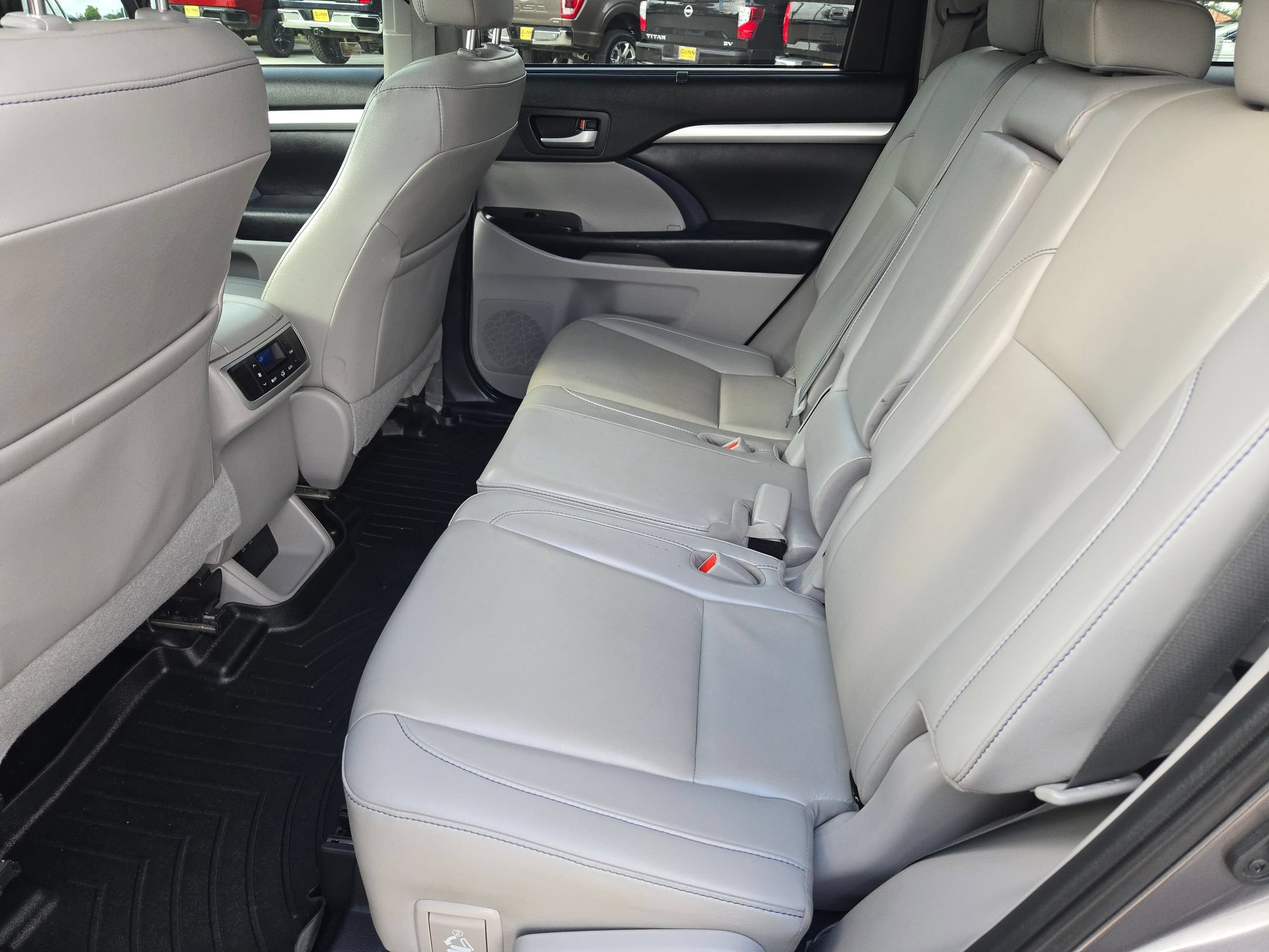Used 2019 Toyota Highlander XLE FWD image 14