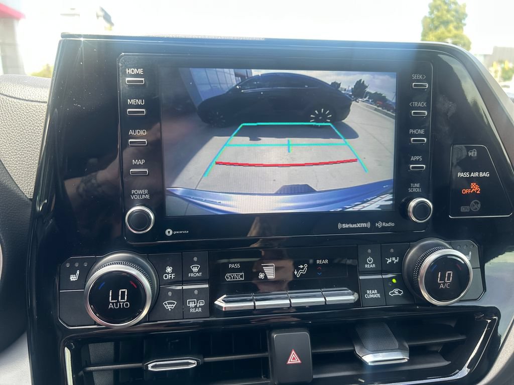 Used 2022 Toyota Highlander XLE AWD/4WD image 24
