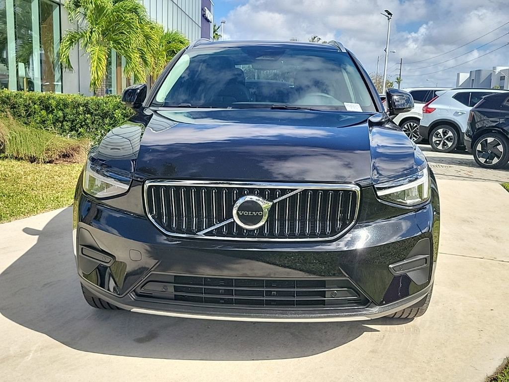 Used 2025 Volvo XC40 B5 Core image 2