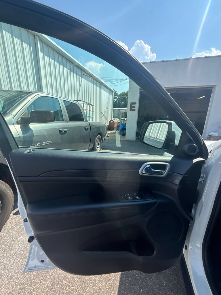 Used 2020 Jeep Grand Cherokee Laredo AWD/4WD image 11