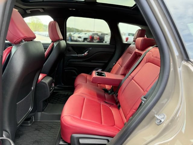 Used 2025 Lincoln Corsair Grand Touring w/ Towing Package AWD/4WD image 18
