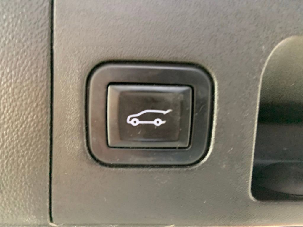 Used 2018 Cadillac XT5 Luxury w/ Driver Awareness Package FWD image 11