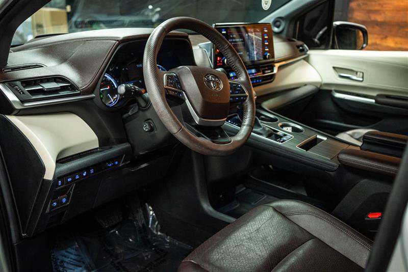 Used 2023 Toyota Sienna Platinum image 9