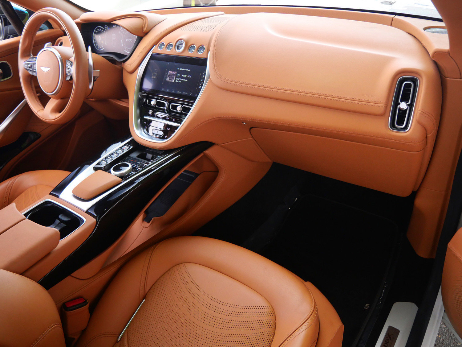 Used 2023 Aston Martin DBX AWD/4WD image 12