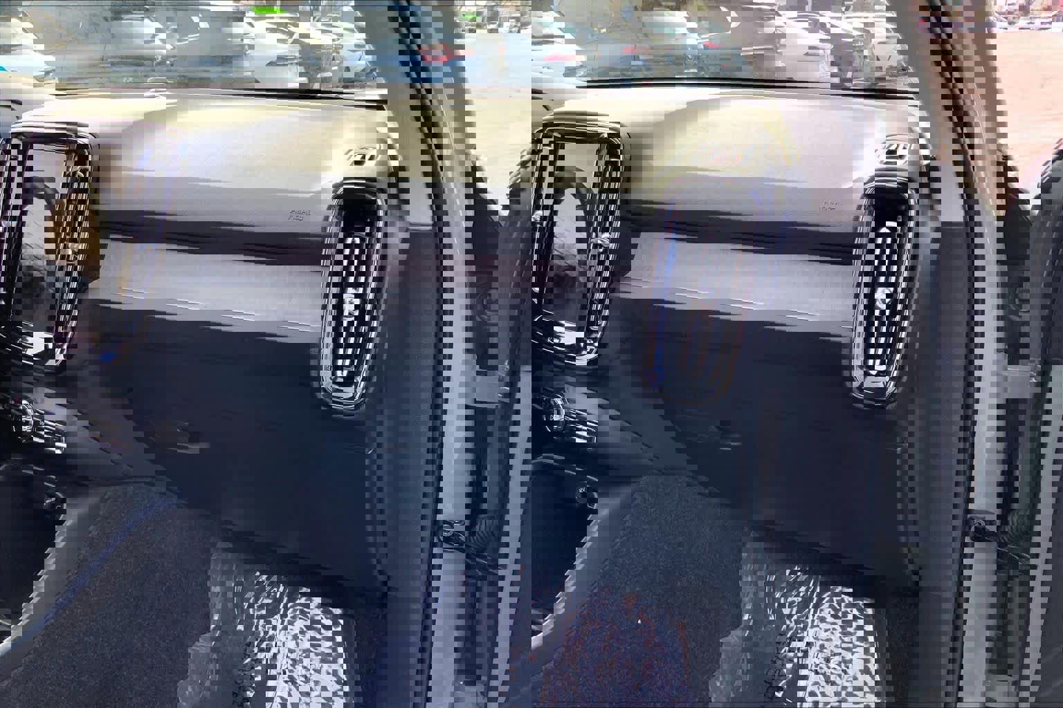 Used 2025 Volvo XC40 B5 Core w/ Protection Package Premier image 19