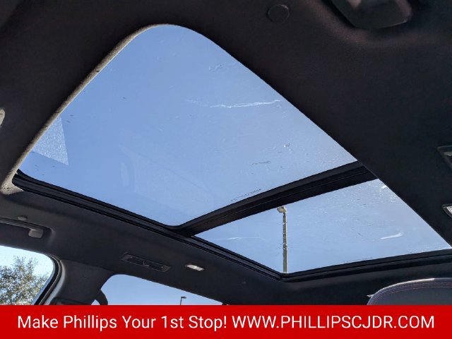 Used 2025 Chevrolet Traverse RS FWD image 19