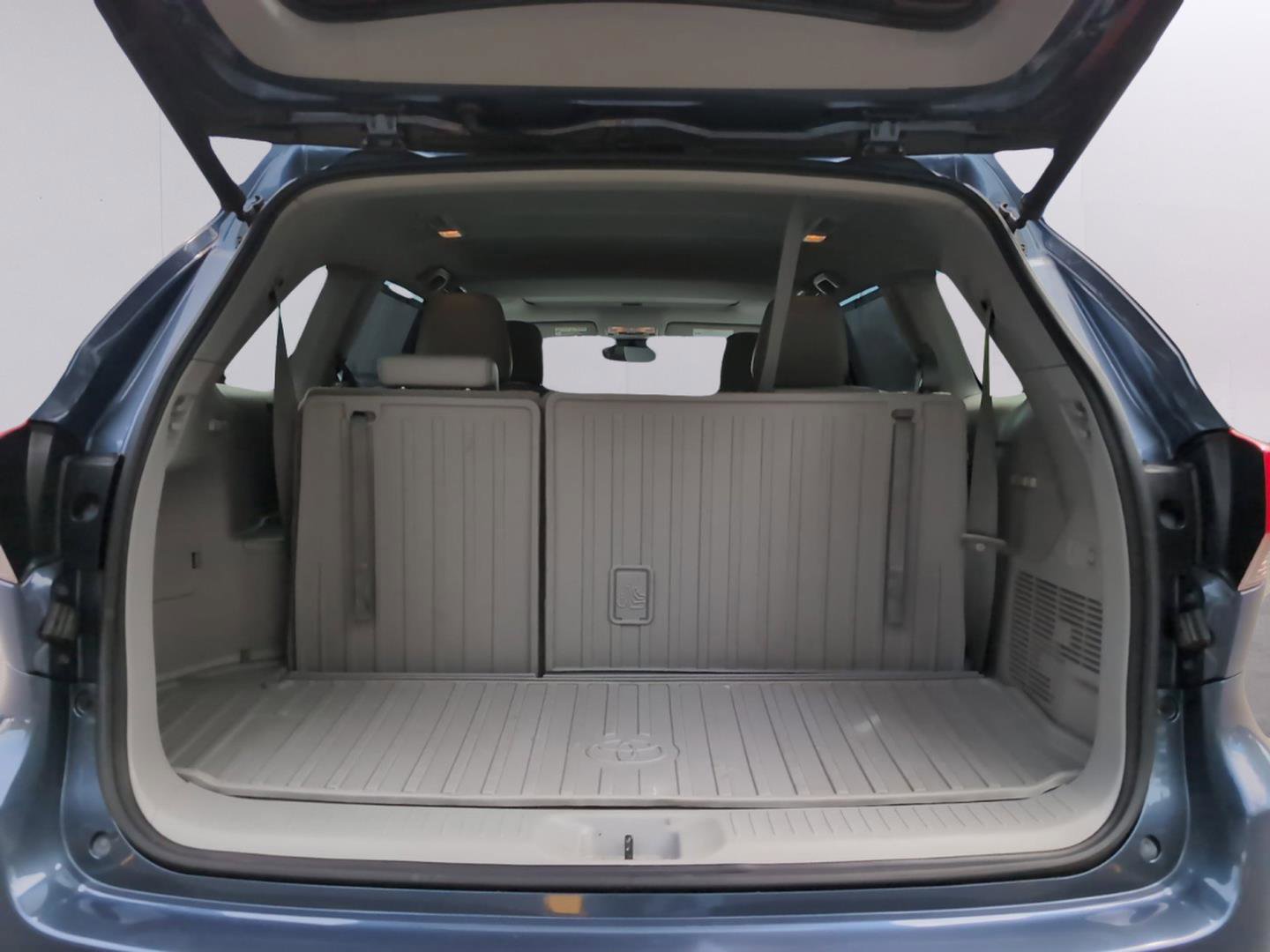 Used 2019 Toyota Highlander XLE AWD/4WD image 9