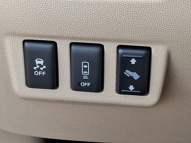 Used 2015 Nissan Titan SV w/ SV Value Truck Package image 27