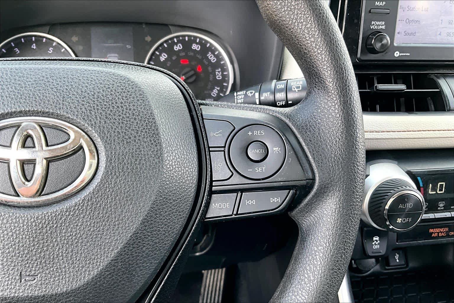 Used 2020 Toyota RAV4 XLE FWD image 23