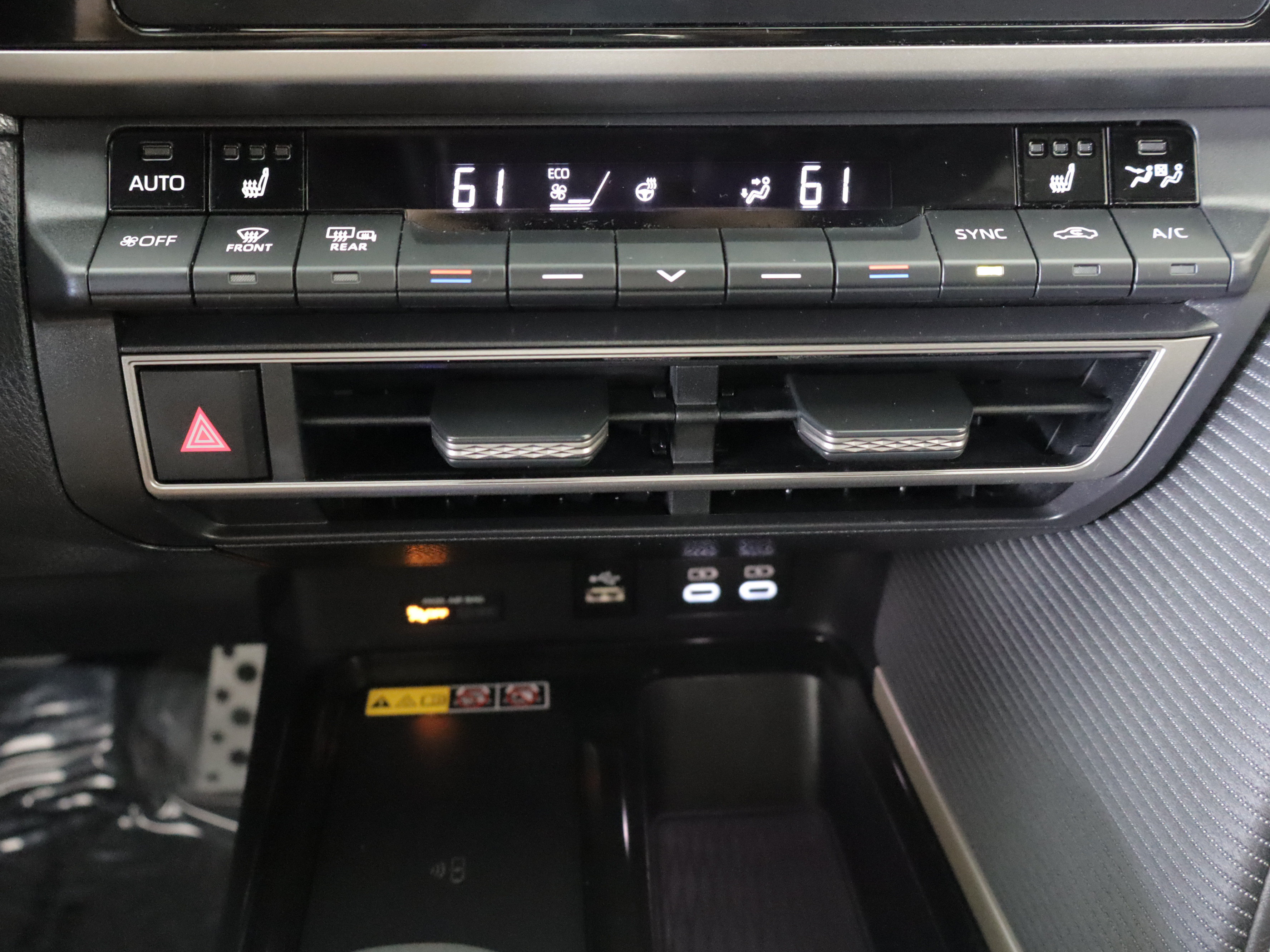 Used 2025 Toyota Camry SE w/ Convenience Package FWD image 16