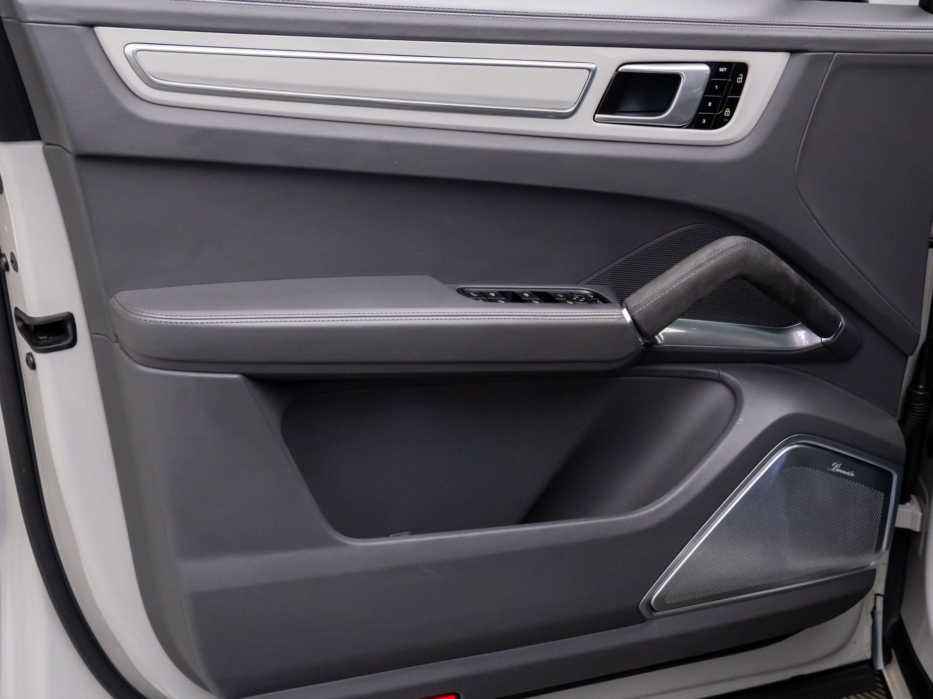 Used 2020 Porsche Cayenne Turbo image 14