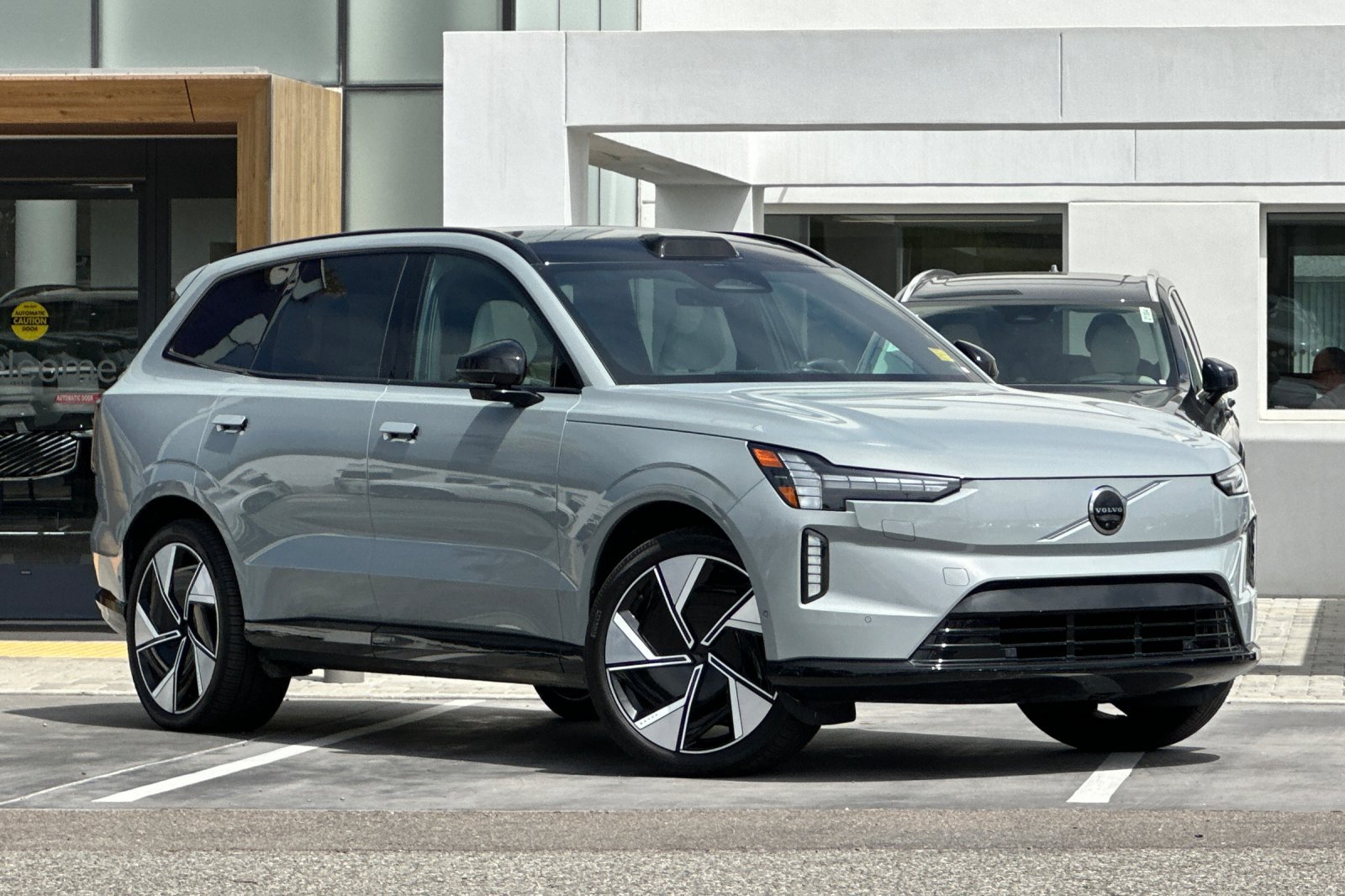Certified 2025 Volvo EX90 Ultra AWD/4WD image 2