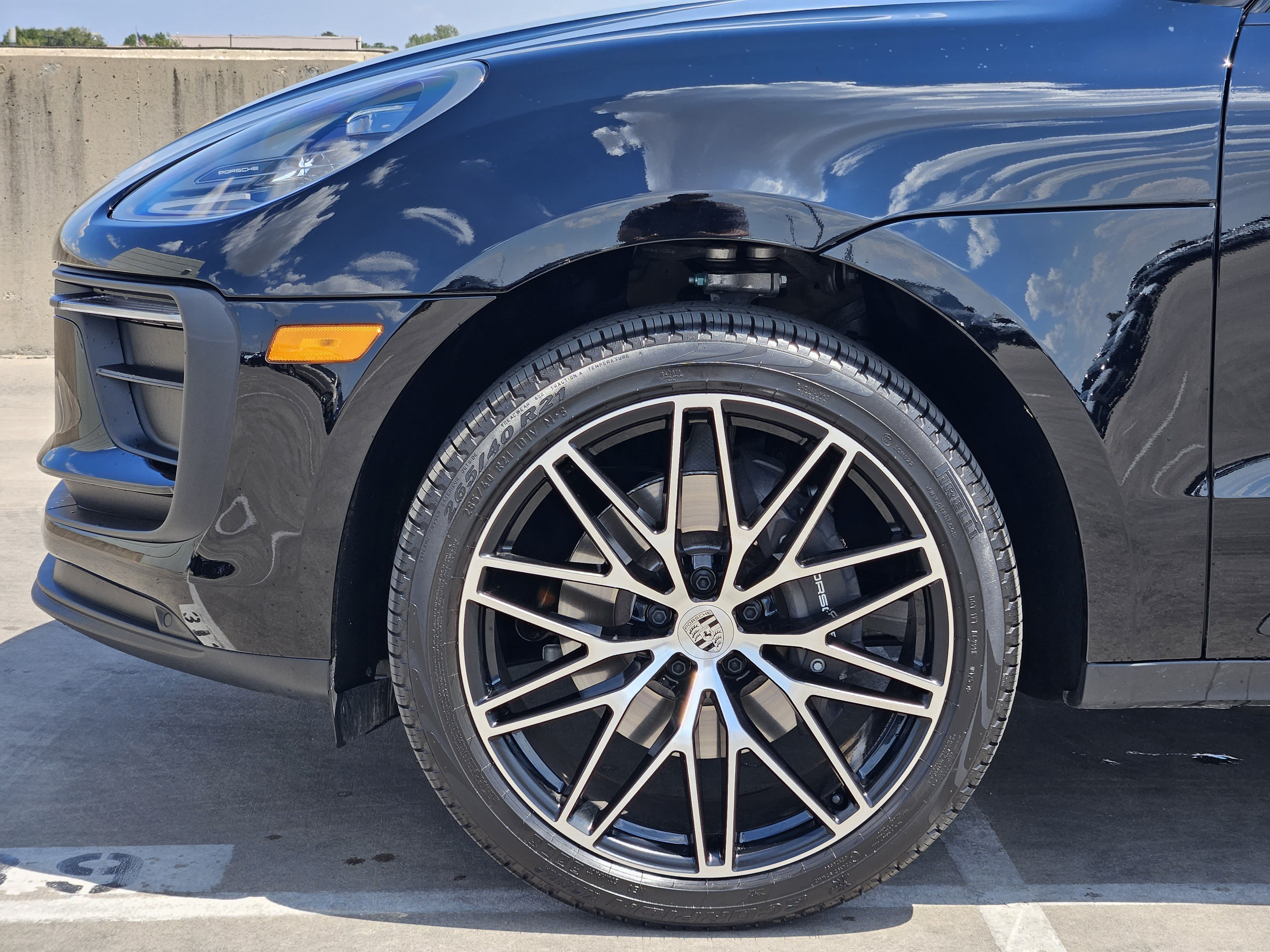Certified 2025 Porsche Macan AWD/4WD image 13