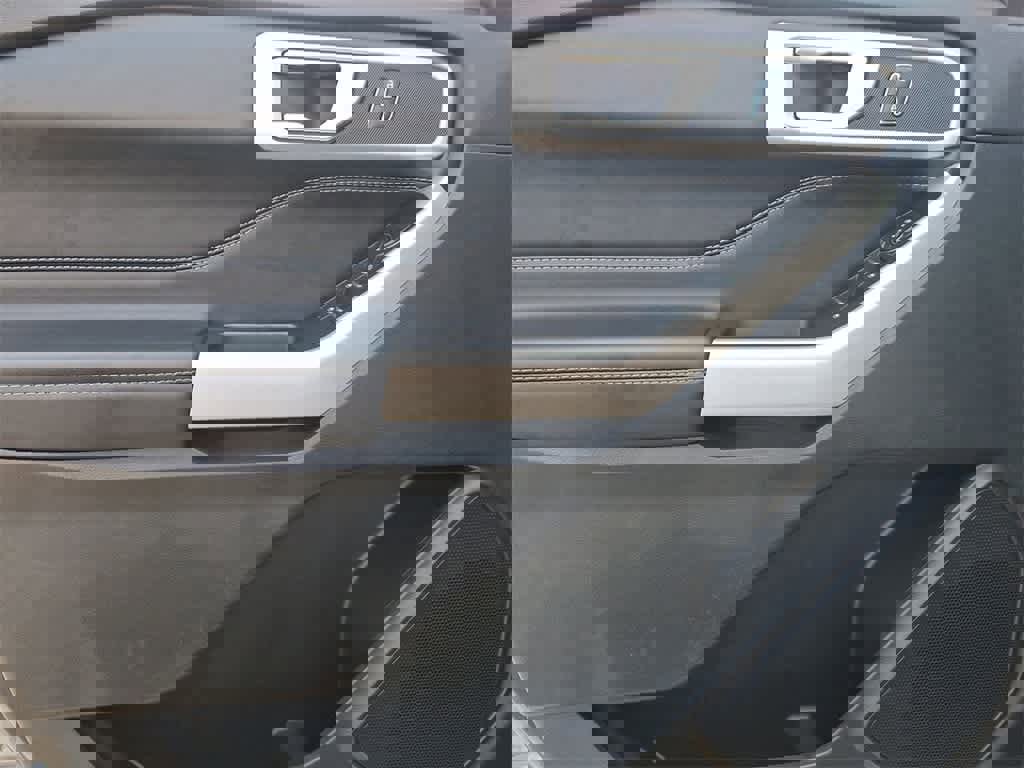 Used 2022 Ford Explorer XLT image 16