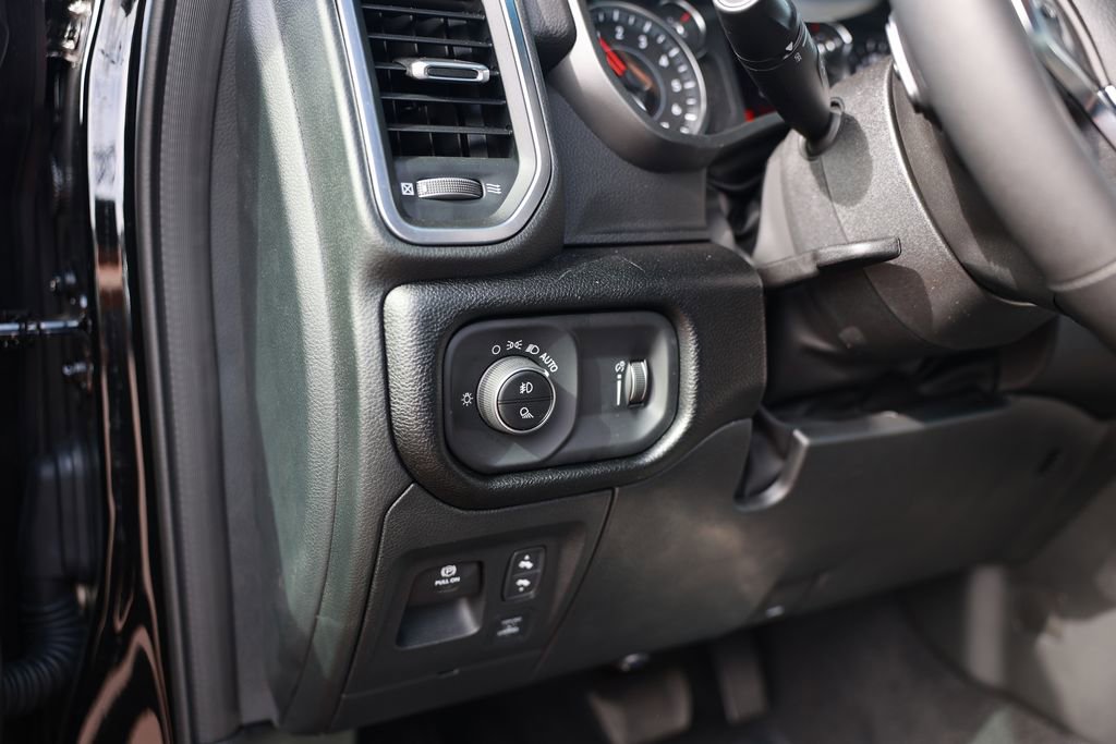 New 2026 RAM 1500 4x4 Crew Cab image 16