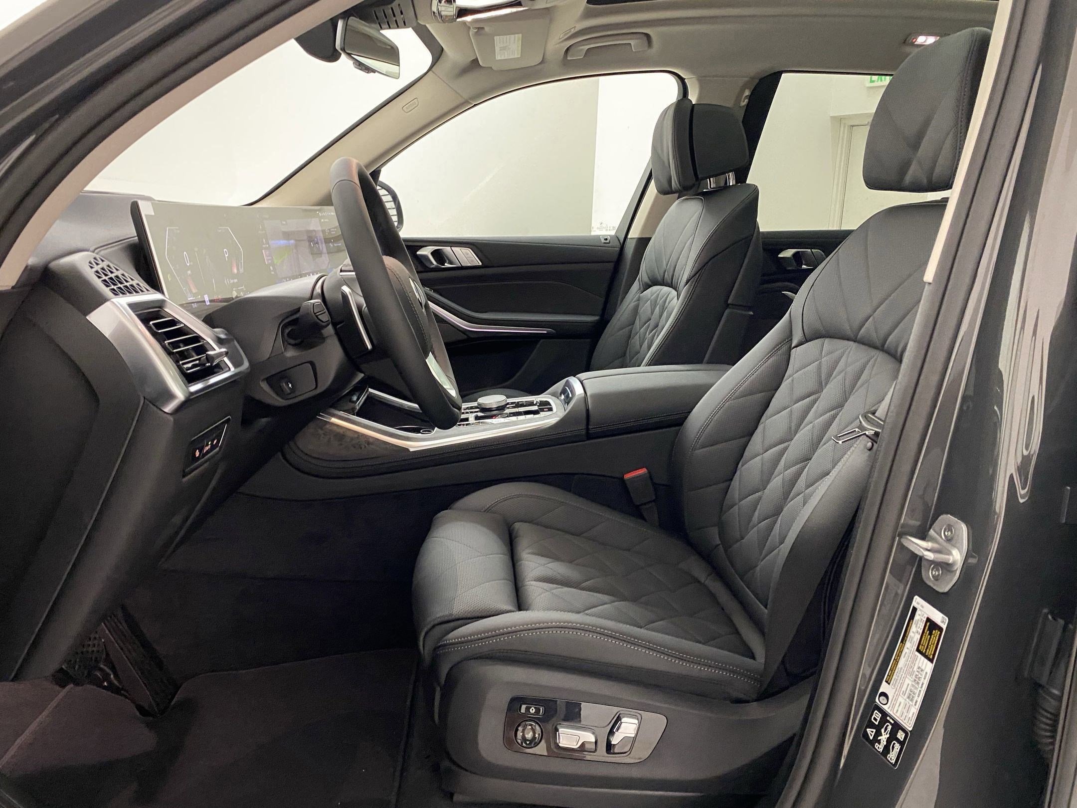 Used 2026 BMW X7 xDrive40i w/ Premium Package image 4