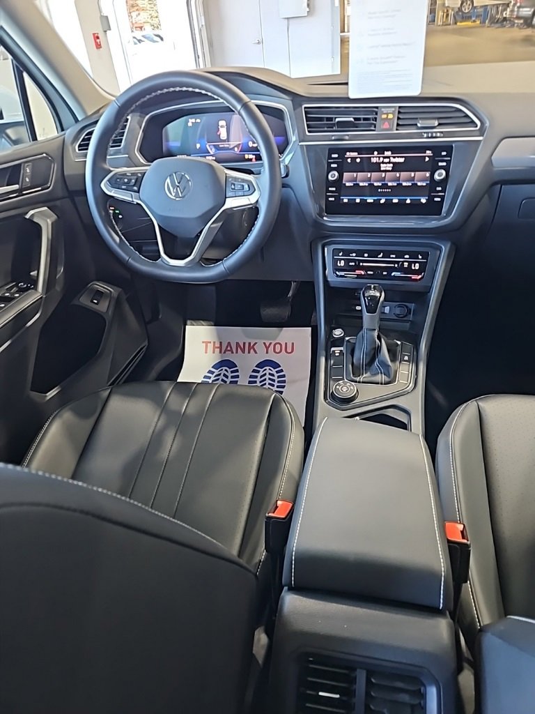 Used 2024 Volkswagen Tiguan SE w/ Panoramic Sunroof Package image 24