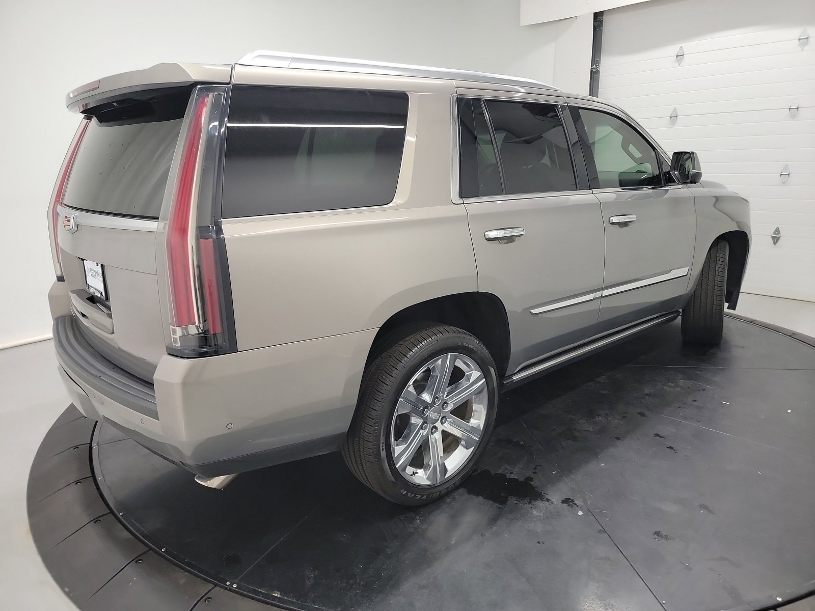 Used 2019 Cadillac Escalade Premium Luxury w/ LPO, Radiant Package AWD/4WD image 9