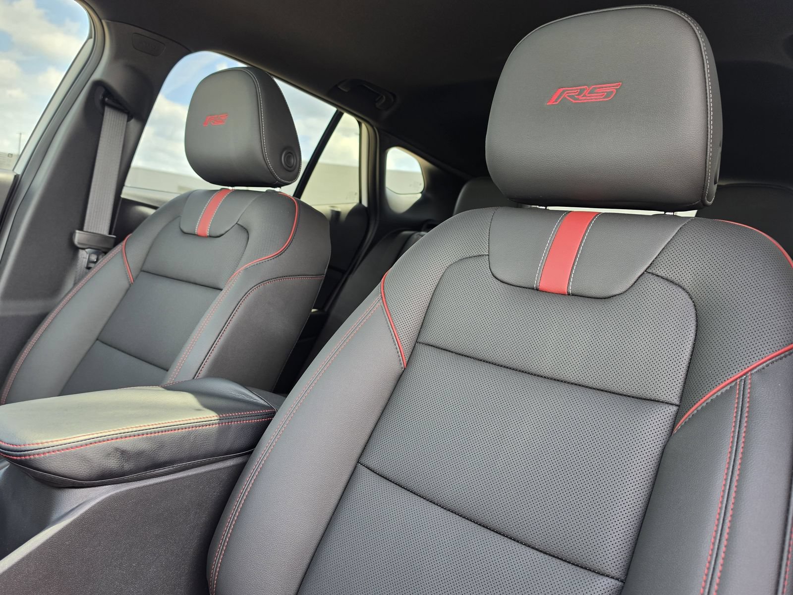Used 2025 Chevrolet Trax RS w/ Sunroof Package FWD image 16