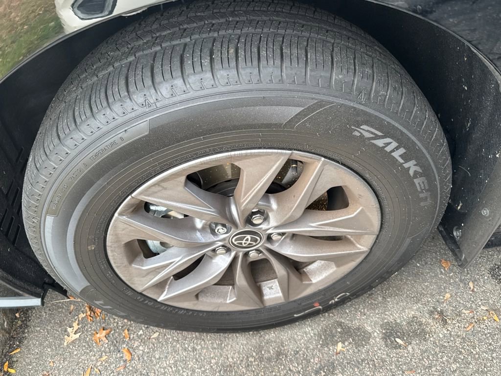 Used 2025 Toyota Sienna LE w/ LE Plus Package image 4