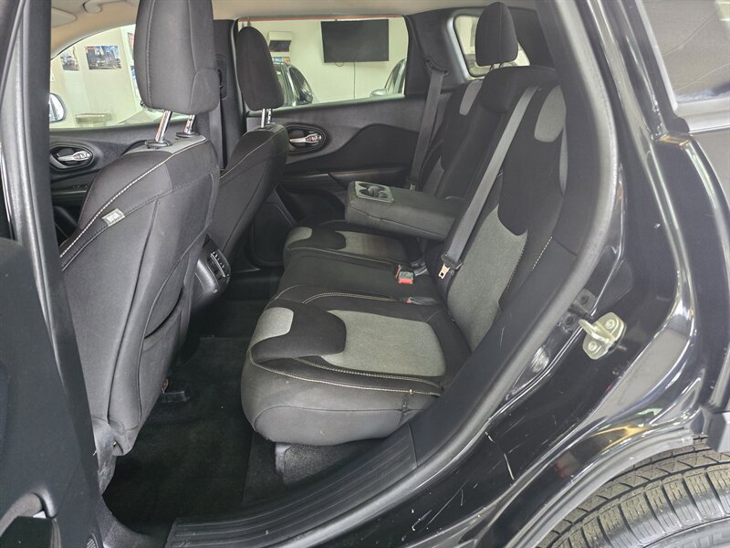 Used 2016 Jeep Cherokee Sport FWD image 11