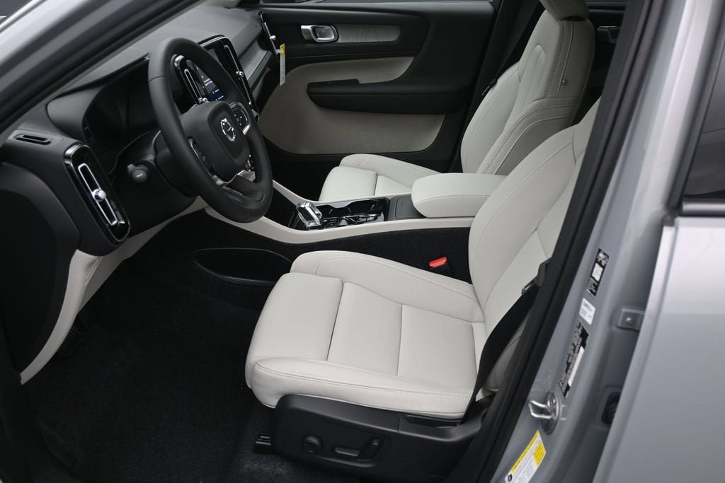 New 2026 Volvo XC40 B5 Plus w/ Protection Package Premier AWD/4WD image 11