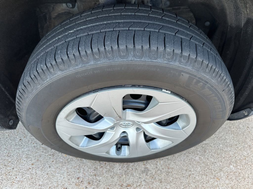 Used 2019 Toyota RAV4 LE AWD/4WD image 19