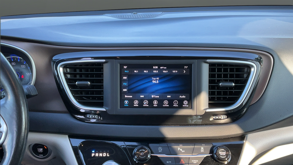Used 2019 Chrysler Pacifica Touring Plus w/ Cold Weather Group FWD image 22