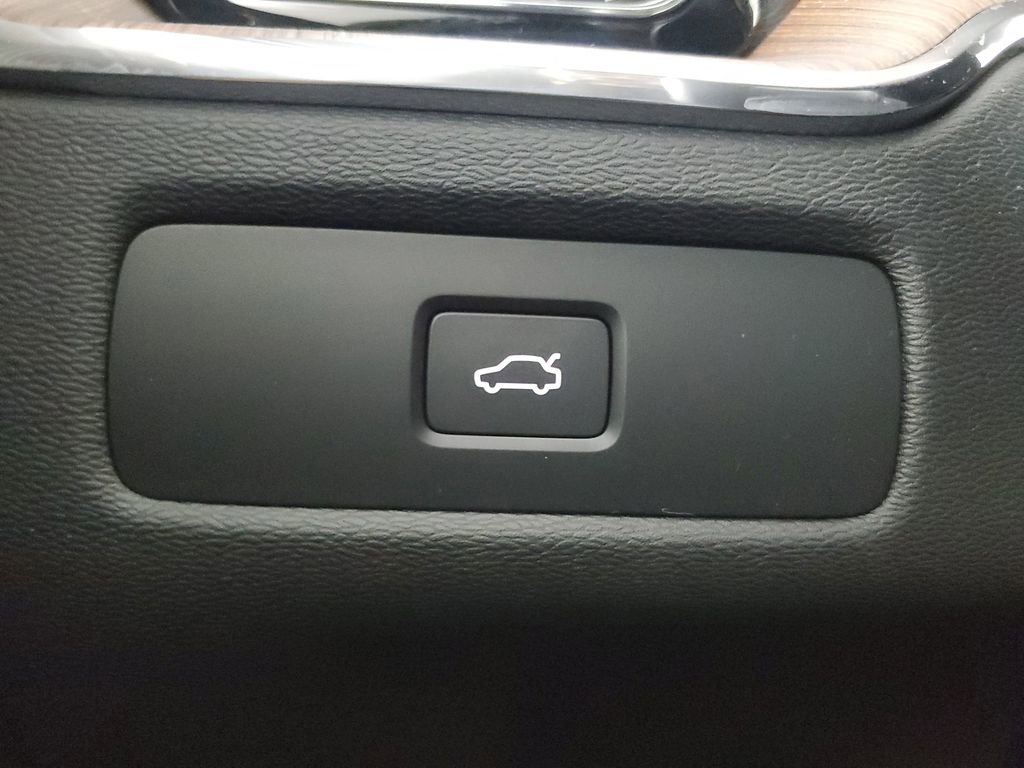 Used 2024 Volvo XC60 B5 Ultimate w/ Protection Package Premier image 37