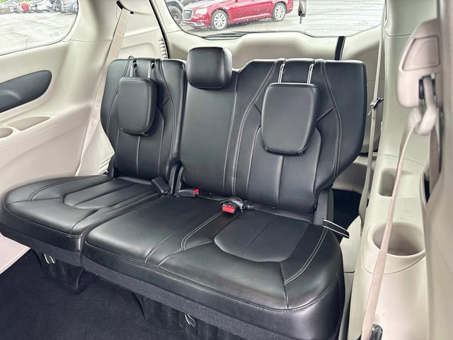 Used 2023 Chrysler Pacifica Touring-L FWD image 17