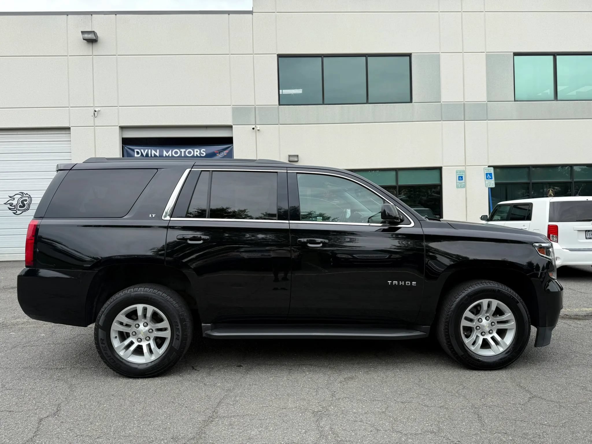 Used 2018 Chevrolet Tahoe LT AWD/4WD image 3