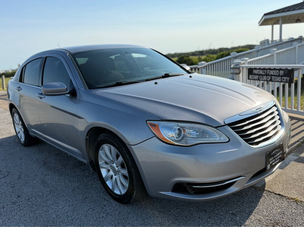Used 2013 Chrysler 200 Touring FWD image 3