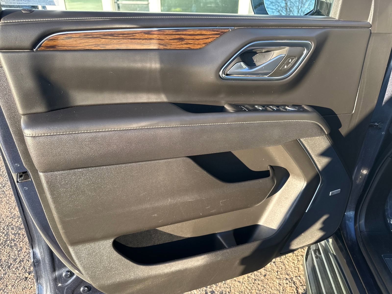 Used 2023 Chevrolet Suburban Premier image 10