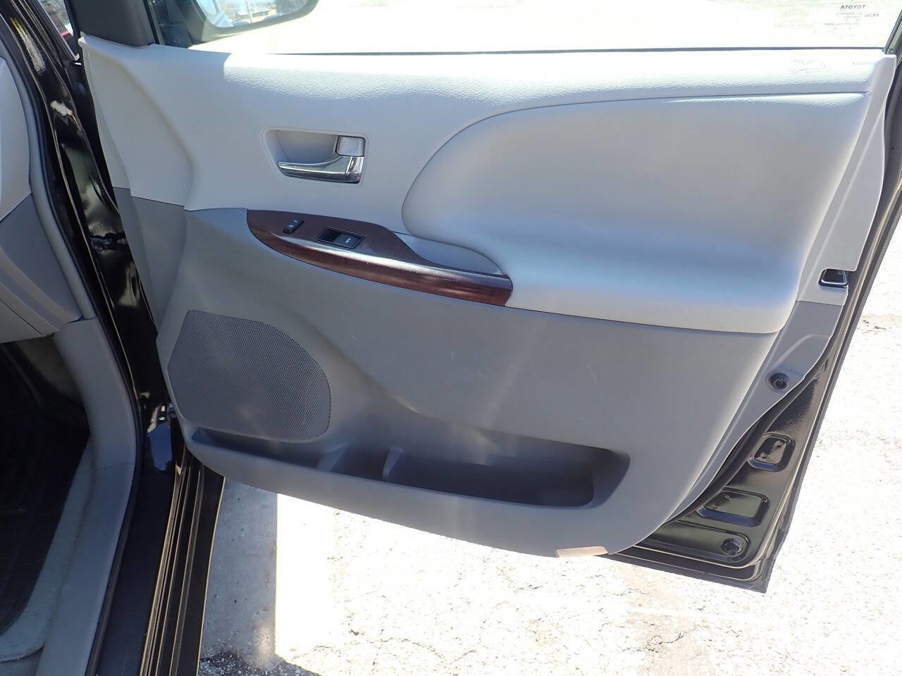 Used 2013 Toyota Sienna XLE FWD image 24