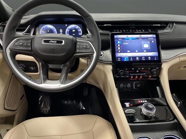 Used 2025 Jeep Grand Cherokee Limited w/ Luxury Tech Group II image 5
