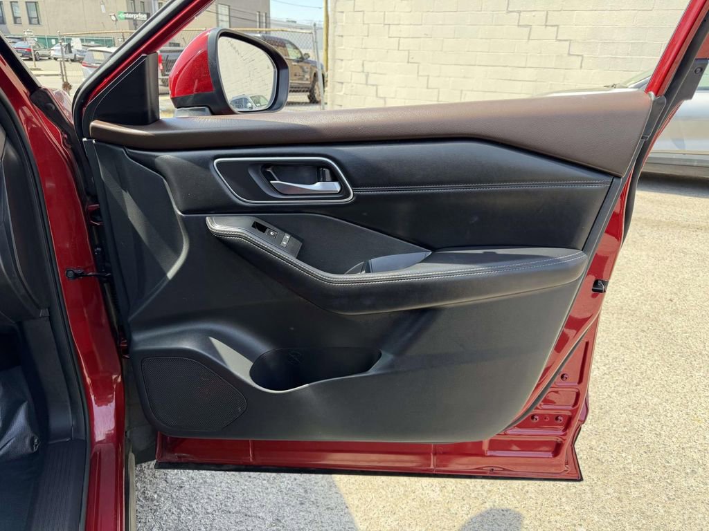 Used 2021 Nissan Rogue SV w/ Premium Package image 12