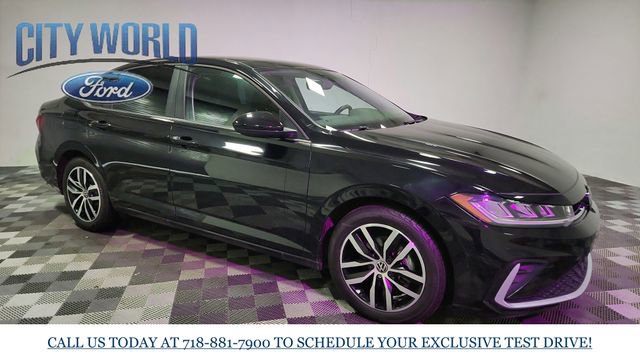 Used 2025 Volkswagen Jetta SE image 2