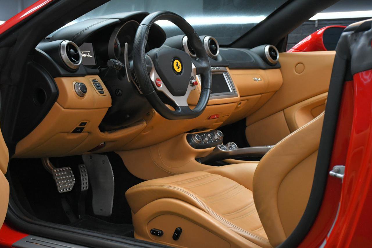 Used 2014 Ferrari California RWD image 23
