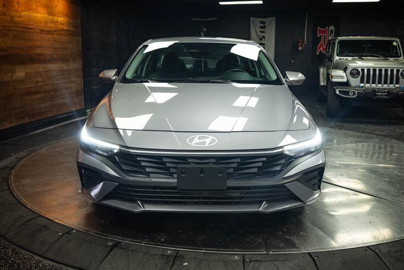 Used 2025 Hyundai Elantra SE FWD image 4