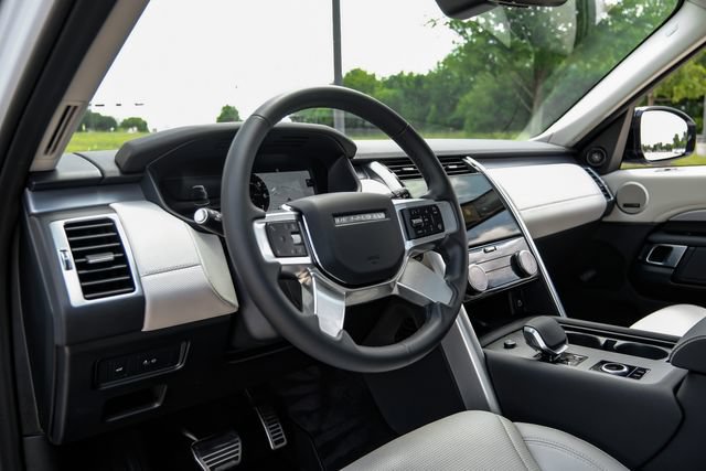 Used 2025 Land Rover Discovery Dynamic SE AWD/4WD image 2