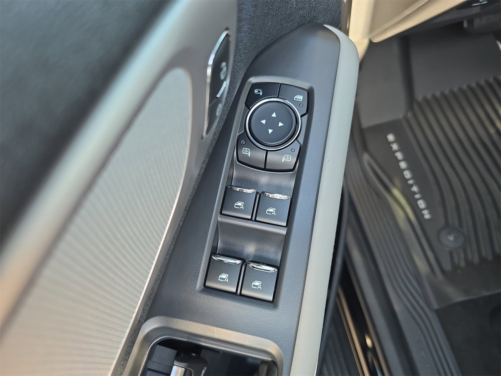 New 2025 Ford Expedition Active image 13