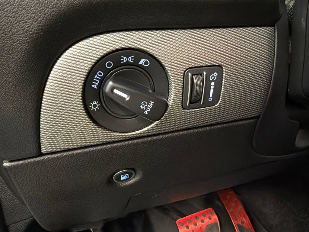 Used 2018 Dodge Durango R/T w/ Technology Group AWD/4WD image 22