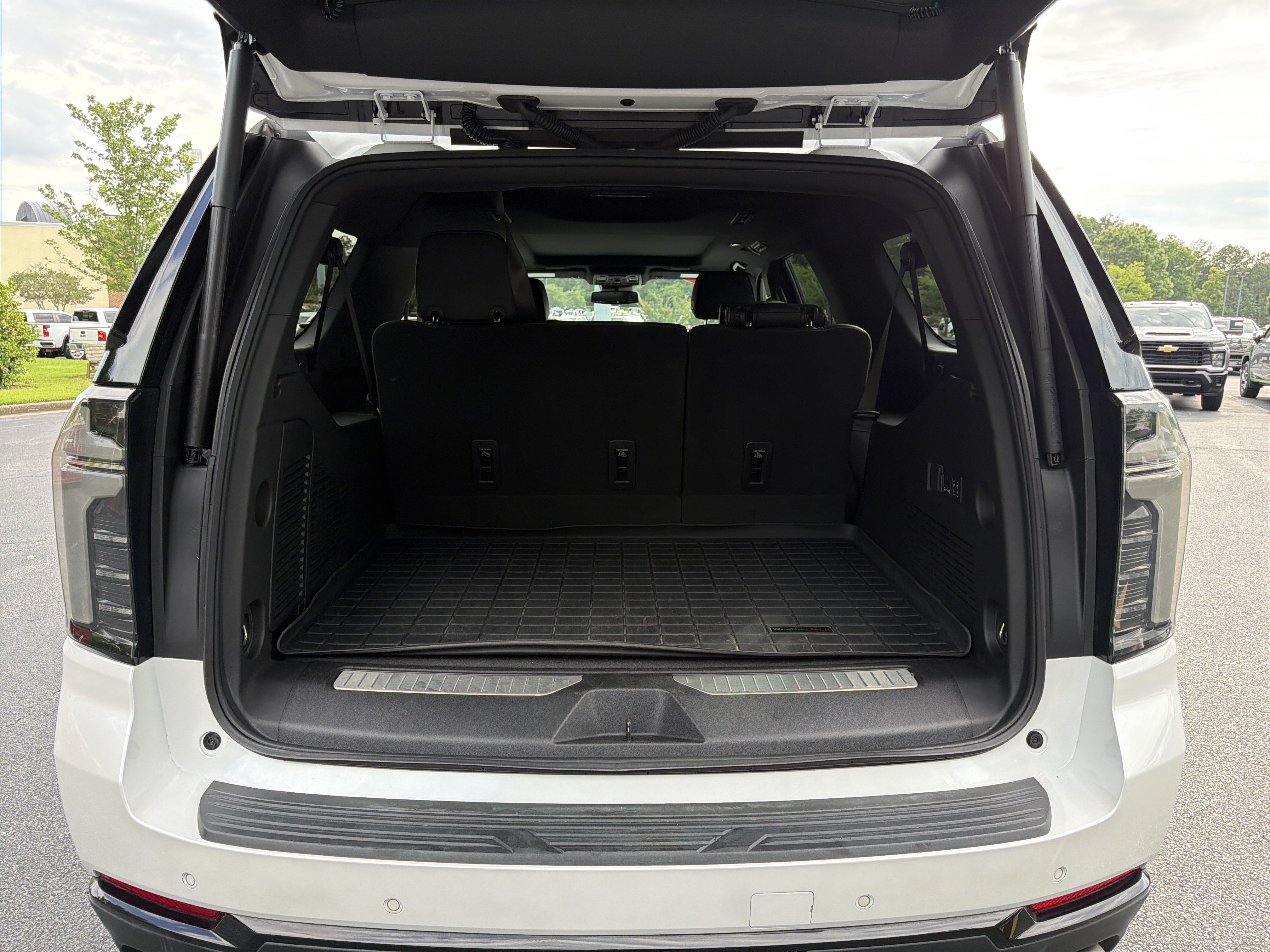 Used 2025 Chevrolet Suburban RST w/ Comfort Package AWD/4WD image 19
