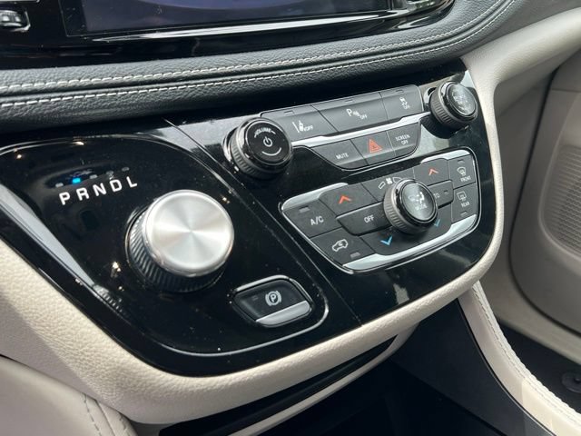 Used 2023 Chrysler Pacifica Limited FWD image 23