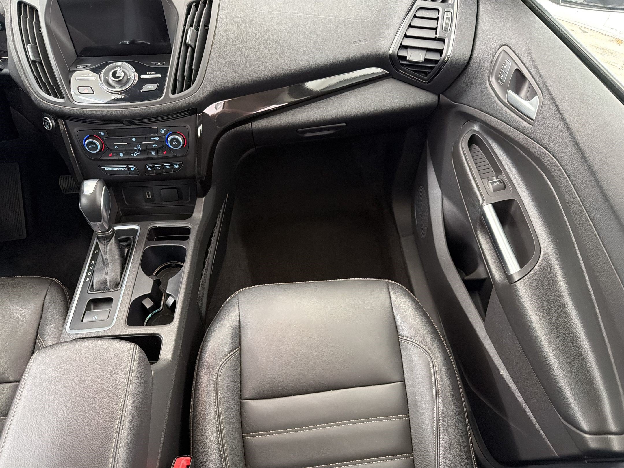 Used 2018 Ford Escape Titanium w/ Ford Safe & Smart Package FWD image 29