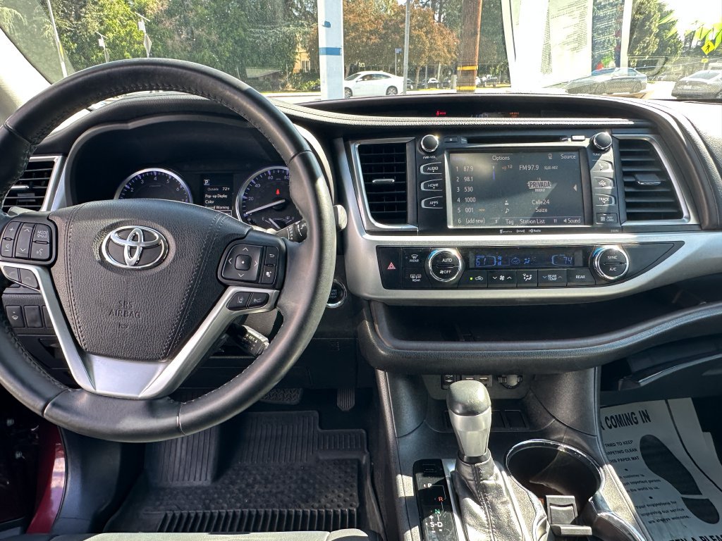Used 2019 Toyota Highlander XLE FWD image 6